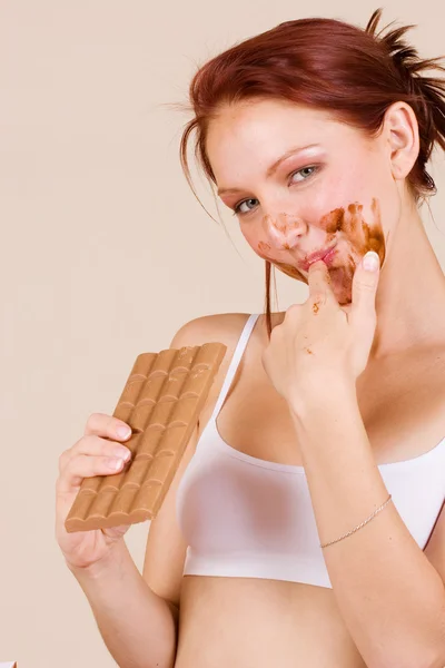 Menina ruiva comendo chocolate — Fotografia de Stock