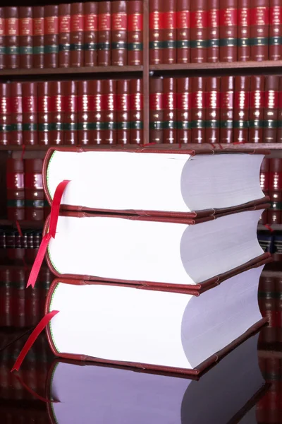 Юридические книги на столе — стоковое фото