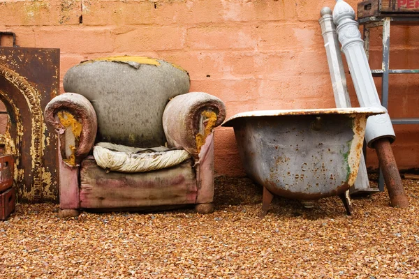 Antique bath and old chair — Stock Photo, Image