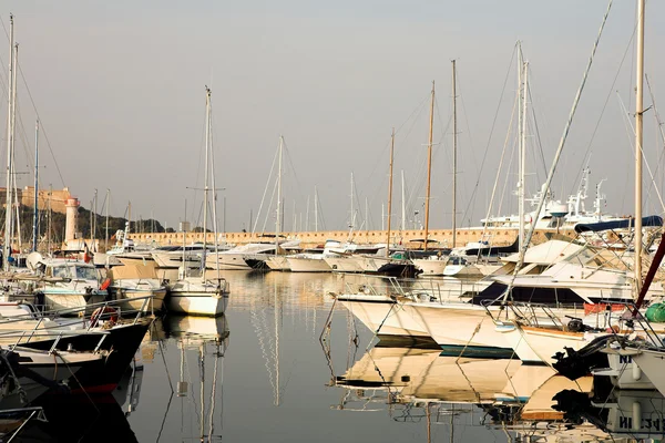 Un porto ad Antibes, Francia — Foto Stock