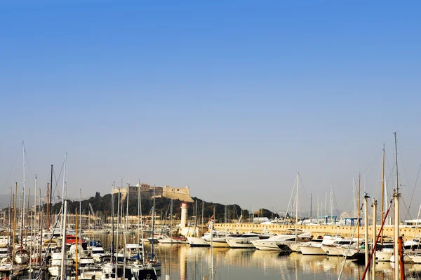 En hamn i antibes, Frankrike — Stockfoto