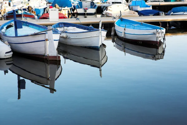 Een jacht drijvend in antibes, Frankrijk — Stockfoto