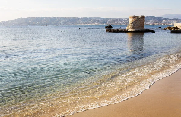 Ruïnes die omringd door water in antibes, Frankrijk. — Stockfoto