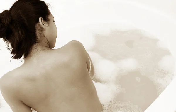 Mulher nua em um banho . — Fotografia de Stock
