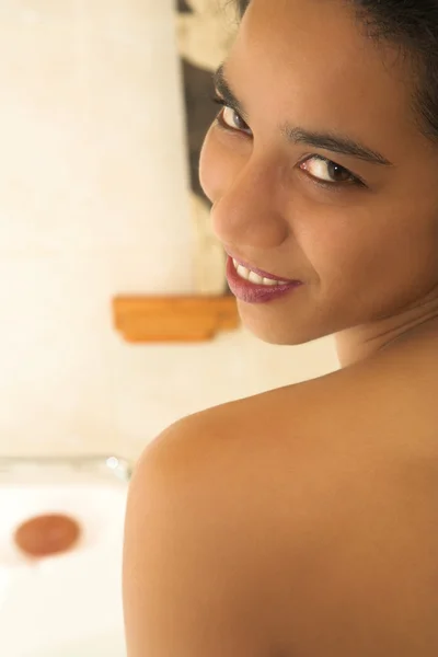 Mujer desnuda en un baño . —  Fotos de Stock