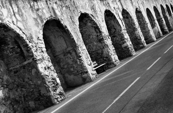 Die alte Hafenmauer an der baie des anges in antibes, Frankreich. — Stockfoto