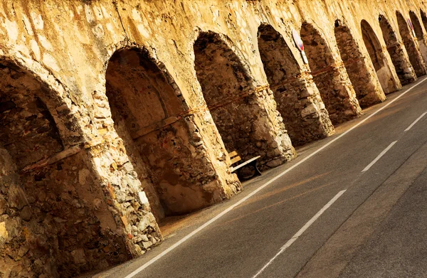 El antiguo muro de bloqueo del puerto de Baie Des Anges en Antibes, Francia . — Foto de Stock