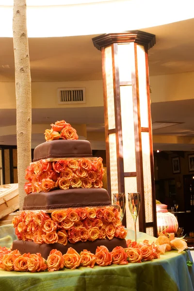 Bröllopstårta med rosor — Stockfoto