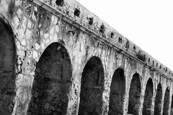 El antiguo muro de bloqueo del puerto de Baie Des Anges en Antibes, Francia . — Foto de Stock