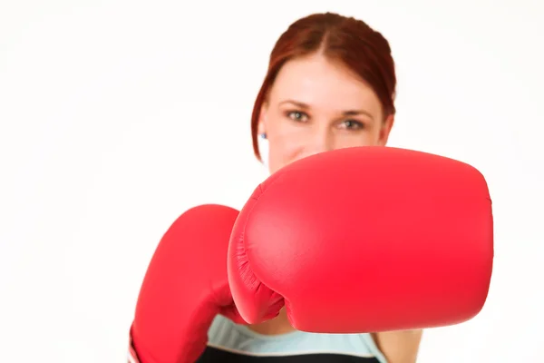 Sexy giovane donna caucasica in un abbigliamento da allenamento con guanti da boxe — Foto Stock