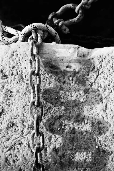 Anciennes chaînes dans le mur du port à Baie Des Anges à Antibes, France . — Photo