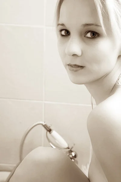 Nackte Frau in einer Badewanne — Stockfoto