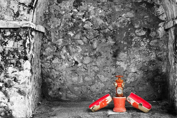 Пожарный гидрант в старой стене гавани в Бэй-де-Анже в Антибе, Франция — стоковое фото