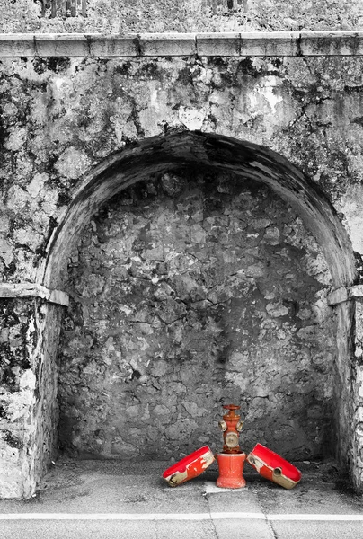 Feuerhydrant in der alten Hafenmauer an der Baie des anges in Antibes, Frankreich — Stockfoto