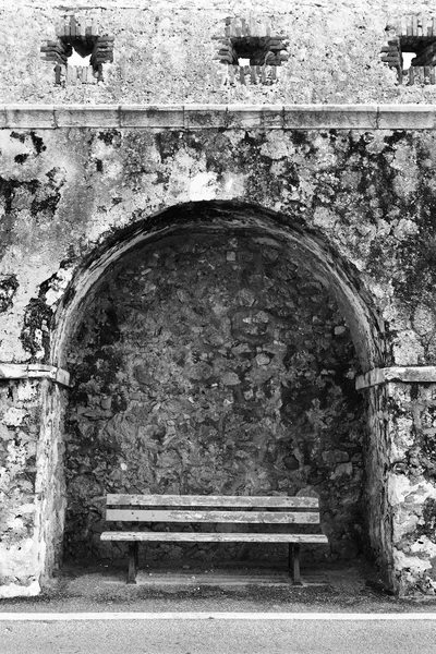 Bank in der alten Hafenmauer an der baie des anges in antibes, Frankreich — Stockfoto