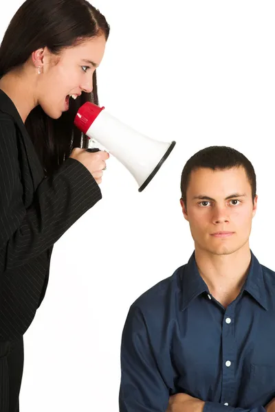 Eine brünette Frau brüllt ihren männlichen Geschäftspartner über ein Mikrofon an. — Stockfoto