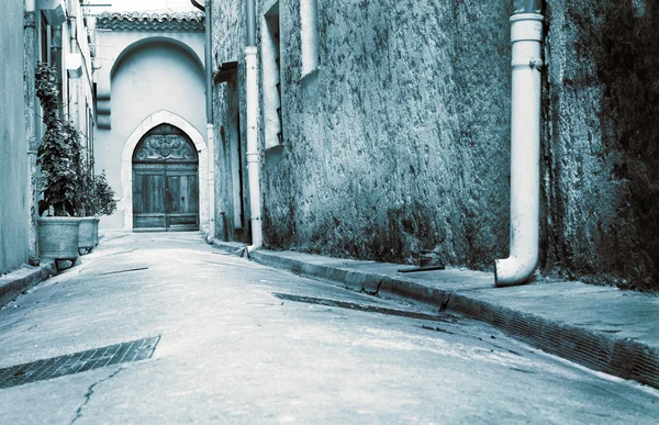 Eine ruhige straße in antibes, frankreich — Stockfoto