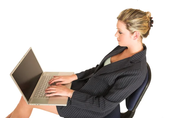 Femme d'affaires sur chaise de bureau avec ordinateur portable sur ses genoux — Photo