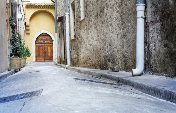 Uma rua tranquila em Antibes, Franc — Fotografia de Stock