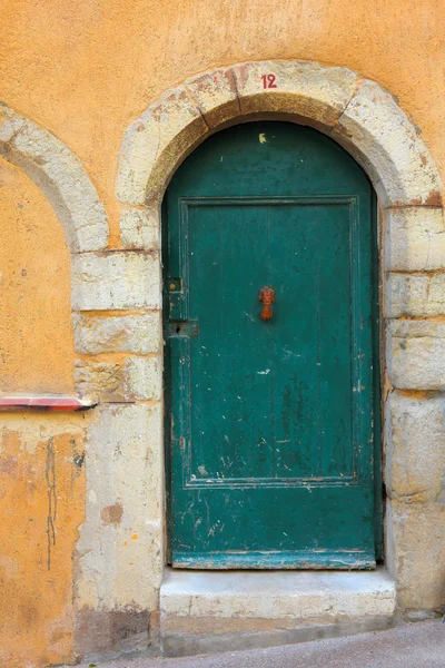 Green door of a building in Antibes, France. — Stock Photo, Image