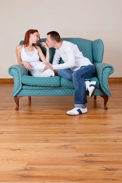 Žena a přítel seděl na gauči — Stock fotografie
