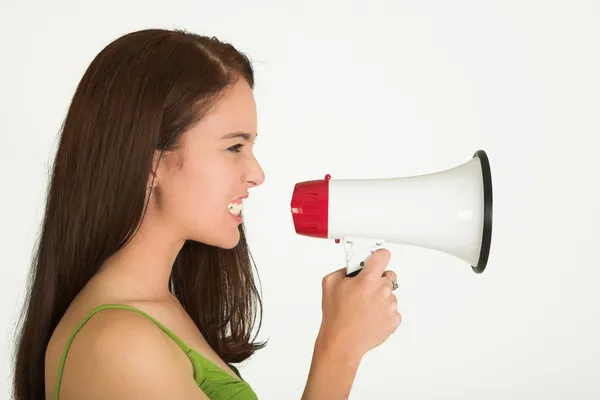 Porträt einer brünetten Frau mit grünem Oberteil und Megafon — Stockfoto