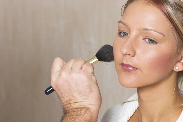 Model modtager professionel makeup - Stock-foto
