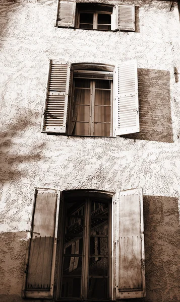 Budova v antibes, Francie. — Stock fotografie