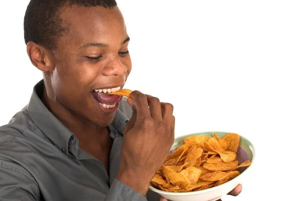 Zakenman met grijs shirt, chips eten — Stockfoto