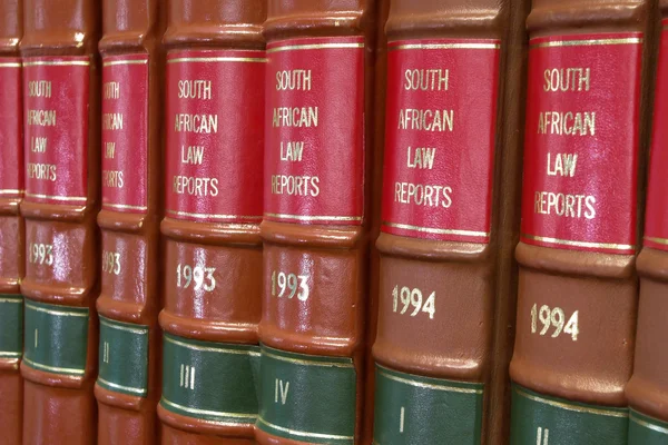 Právní knihovna v dřevěných knihovna - jihoafrický práva hlásí — Stock fotografie