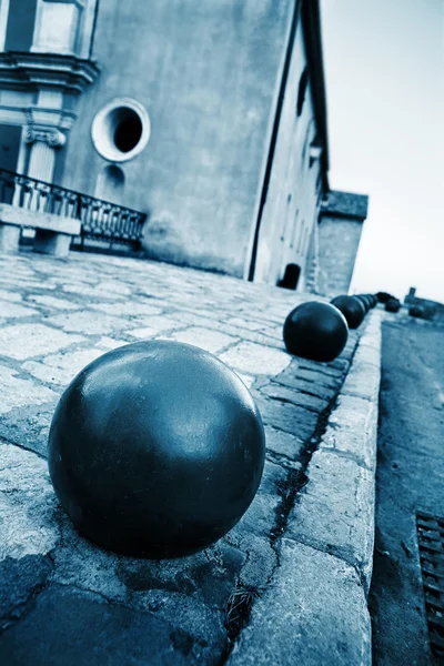 Iron balls and building in the background in Antibes, France. — Stock Photo, Image