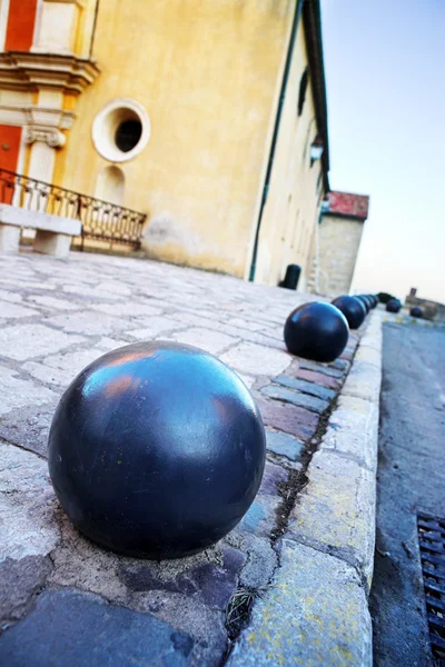 Iron balls and building in the background in Antibes, France. — Stock Photo, Image