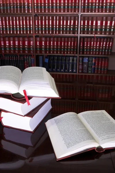 Юридические книги на столе — стоковое фото