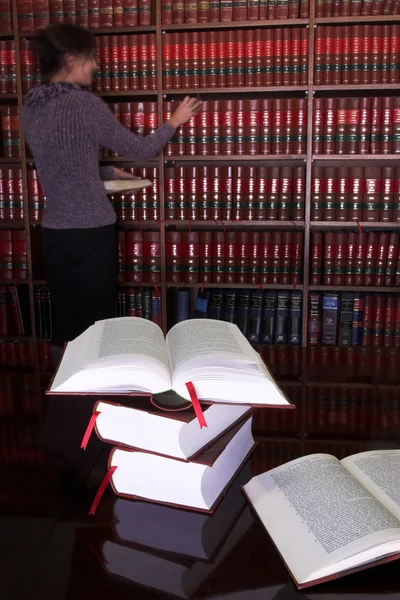 Libros legales sobre la mesa - Informes de Derecho de Sudáfrica - Pasante haciendo investigación —  Fotos de Stock