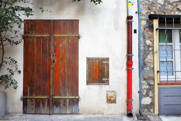 Wooden doors and building in Antibes, France. — Stock Photo, Image