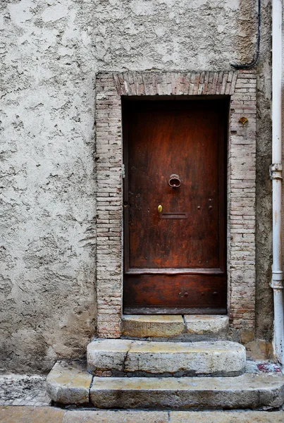 Дверь здания в Антибе, Франция — стоковое фото