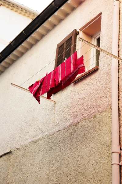 Linha de lavagem em frente a uma janela em Antibes, França — Fotografia de Stock