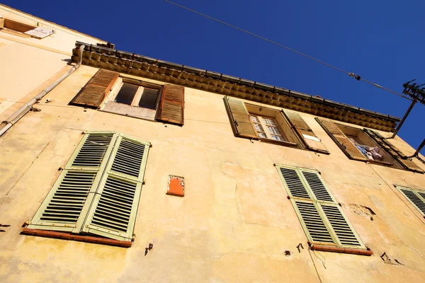 Um edifício em Antibes, França — Fotografia de Stock