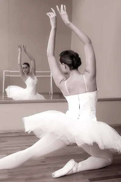 Ballerina in studio, classic ballet pose — Stock Photo, Image