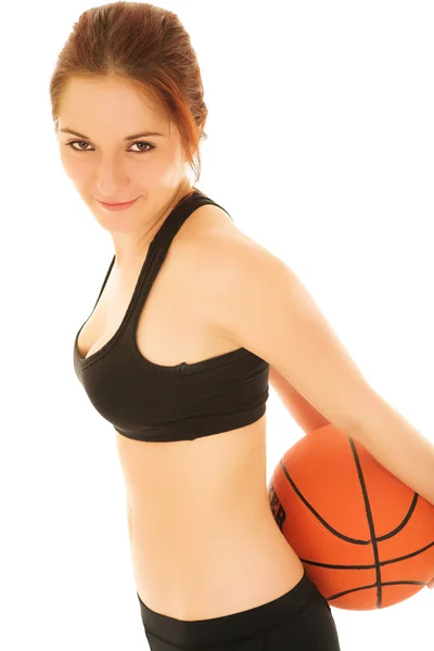 Молодая белая женщина с баскетбольным мячом — стоковое фото