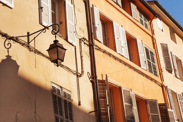 Lanterna vecchio stile in una città francese — Foto Stock