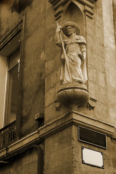 Staty på en byggnad i aix-en-provence, Frankrike — Stockfoto