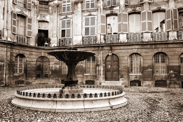 Cortile e fontana a Aix-en-provence, Francia — Foto Stock