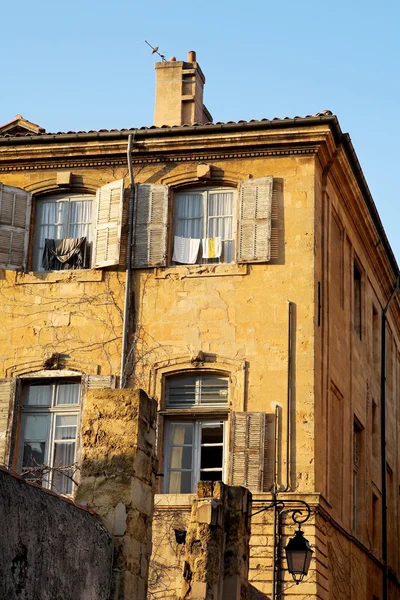 Edifícios antigos em Antibes, Francia . — Fotografia de Stock