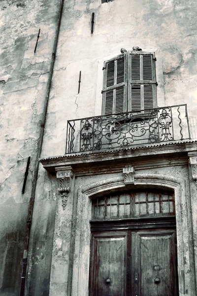 Staré budovy v antibes, Francie. — Stock fotografie