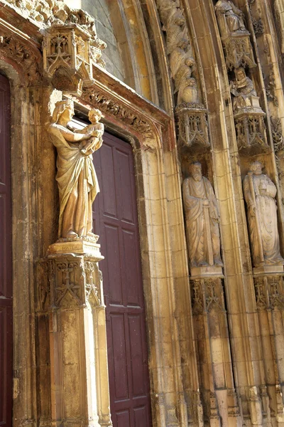 Drewniane drzwi i posągi cathedrale sainte sauveur w aix-en-provence, Francja — Zdjęcie stockowe