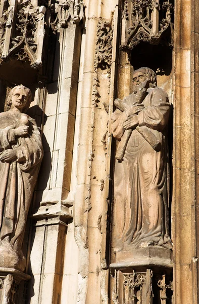 Деякі з статуї Cathedrale Сент-Совер екс, Франція — стокове фото