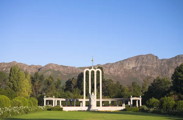 Il monumento ugonotto in estate con erba verde e giardini fioriti a Franschhoek, Western Cape, Sud Africa — Foto Stock