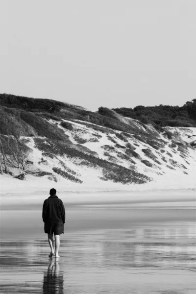 Mann läuft am Strand — Stockfoto