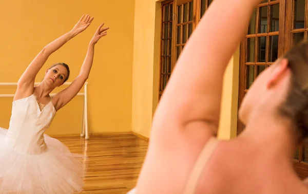 Ballerina dancing in front of mirror — Stock Photo, Image